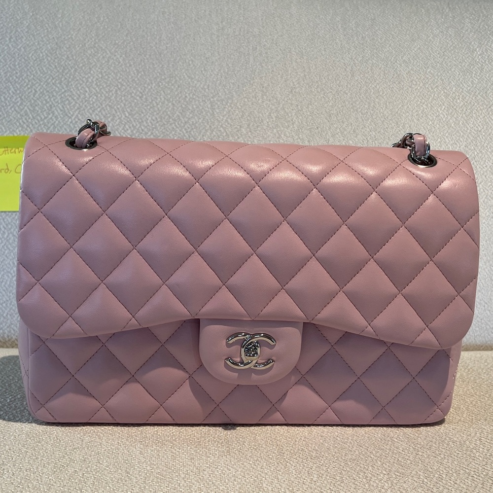 Chanel pink jumbo classic flap 🌸